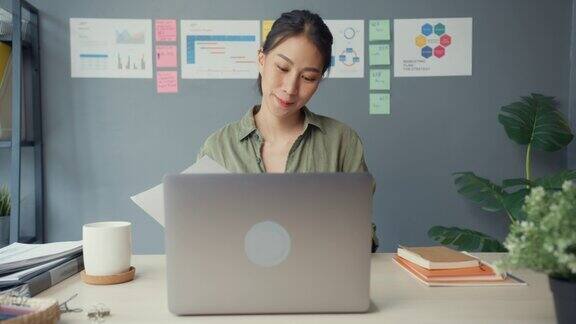 年轻自由亚洲女士休闲穿着打开笔记本电脑准备开始工作的木制办公桌在办公室在家工作、远程、远程教育、保持社交距离、隔离新冠病毒