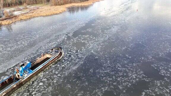 船在冰面上航行