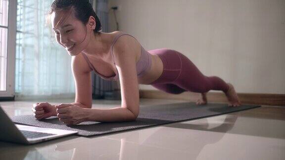亚洲女人在家里做瑜伽