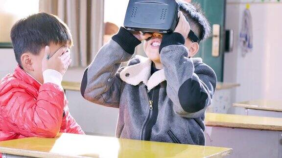 小学生在教室中使用VR学习