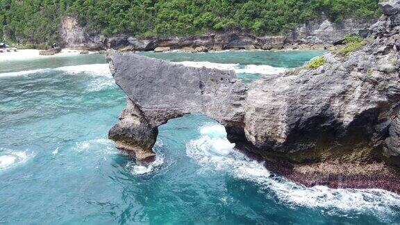 天然石质拱桥和石灰岩形成的海山由海浪和海岸侵蚀形成空中