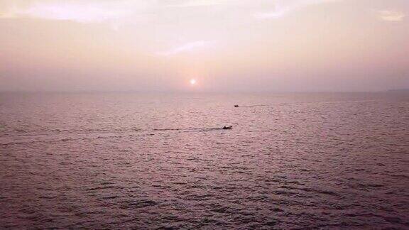 航拍:日出时飞越芭堤雅海滩