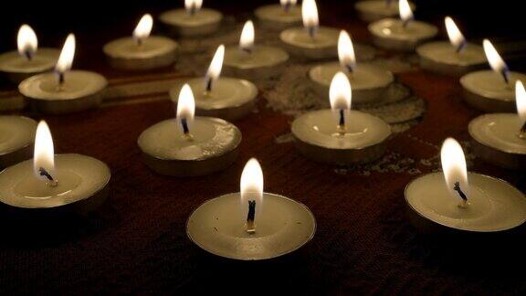 餐桌上为印度排灯节准备的蜡烛