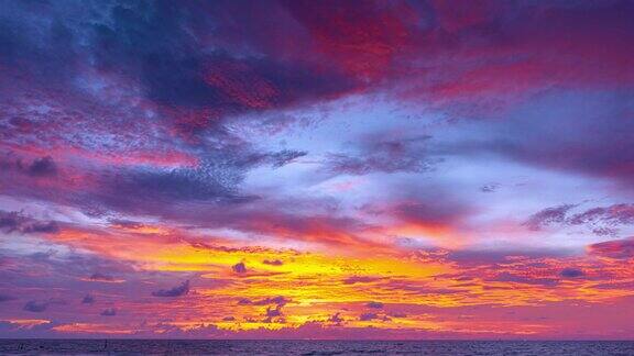 海洋全景暗橘色的云从白天到夜晚的天空暴风雨云上壮观的日落美丽的红色天空红、紫、橙、蓝、粉红的晚霞热带度假Proress422