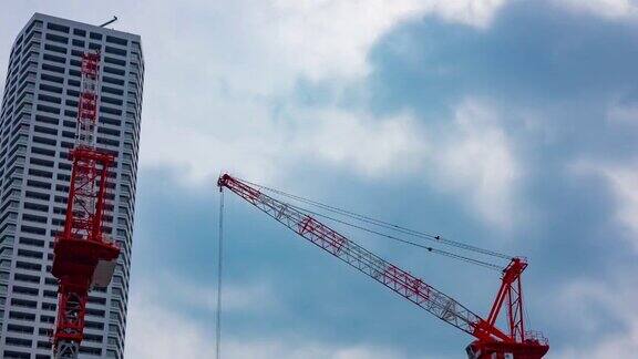 一个在新宿正在建设中的起重机的延时宽镜头淘金