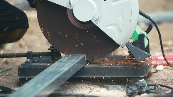 工人用切割机切割铁、镀锌钢