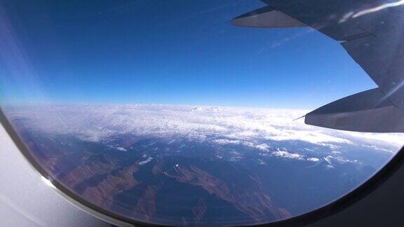 从飞机窗口鸟瞰喜马拉雅山脉
