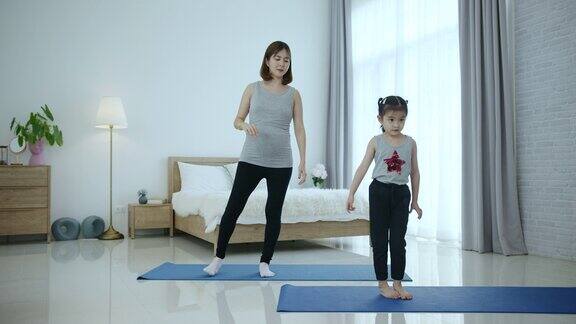 母女俩在家上在线瑜伽课