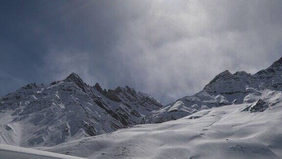 太阳用镜头的光斑照耀着白雪覆盖的喜马拉雅山