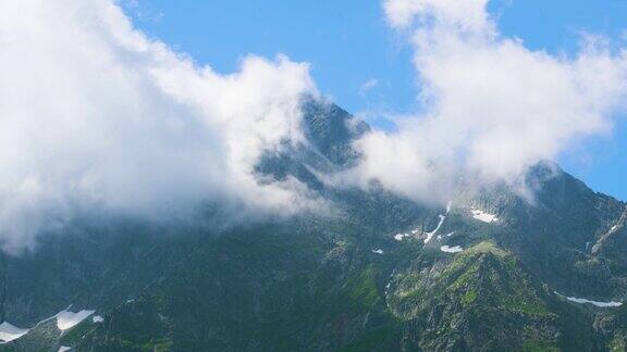 美丽的自然景观山峰在云的时间流逝山顶在塔特拉国家公园道路到莫斯基奥科或海眼湖在夏季白天的时间流逝