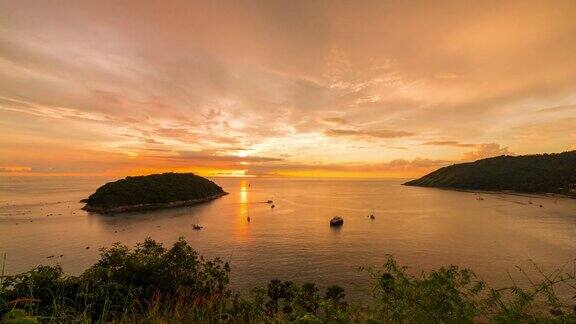 浪漫和美丽多彩的日落在海上在普吉岛风车的观点泰国