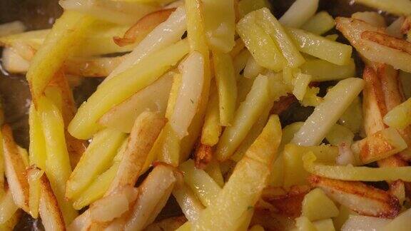 金黄色的土豆在煎锅里用油煎
