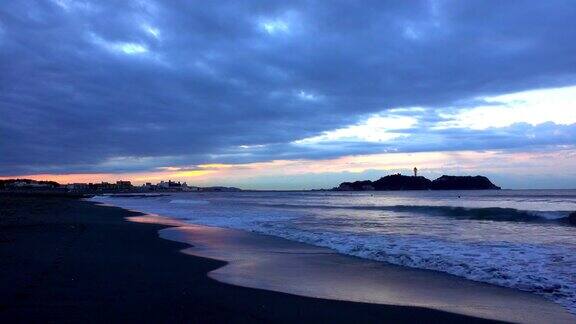 早上日出下的海滩