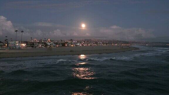 加州新港海滩的满月