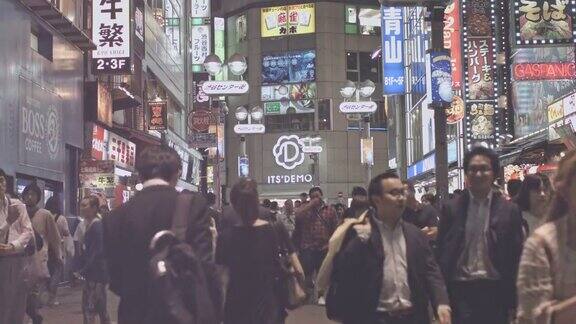 晚上在东京市中心有成群的人