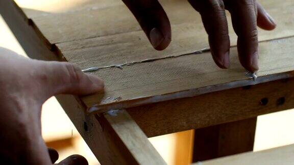 木匠用胶水润滑木制家具