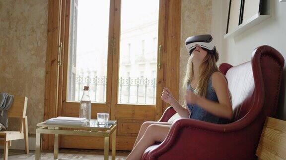 年轻女子戴着虚拟现实耳机在家观看360度沉浸式视频概念
