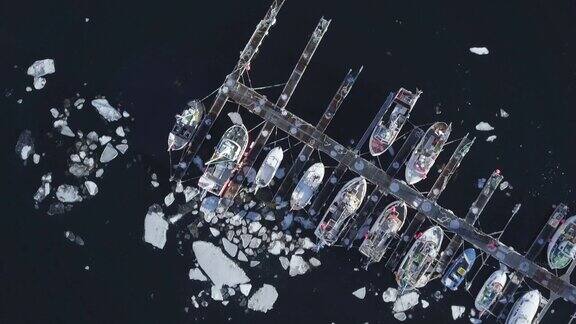 挪威斯堪的那维亚半岛在一个寒冷晴朗的日子里传统的渔船躺在浮冰的港口里