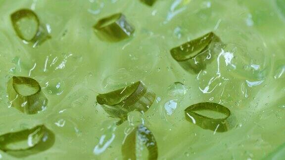 特写透明的绿色芦荟凝胶与芦荟叶片