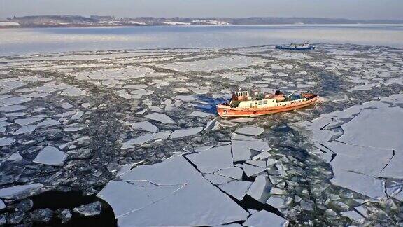 维斯瓦河上的破冰船正在碎冰波兰普洛克2020年02月18日