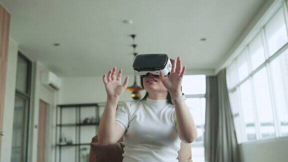 女人玩虚拟现实游戏元宇宙数字世界技术AR增强现实控制