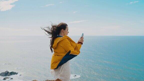 WSMSMONTAGEZIPAN女子在悬崖顶上拍照葡萄牙