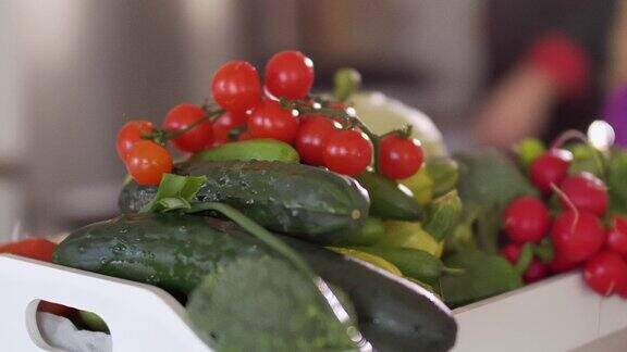 近距离拍摄大量的新鲜蔬菜放在厨房柜台的托盘上