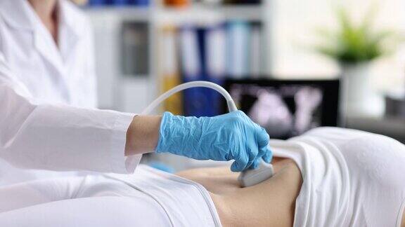 医生移动孕妇腹部超声探头