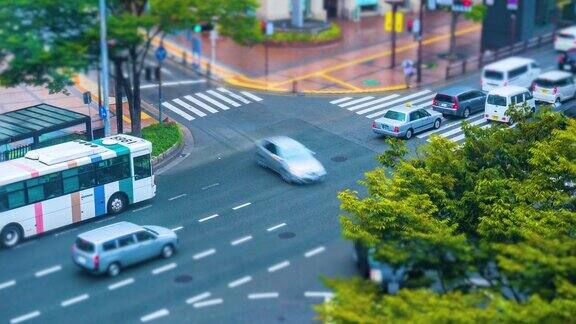 城市十字路口的延时立体模型一样的汽车和行人移动