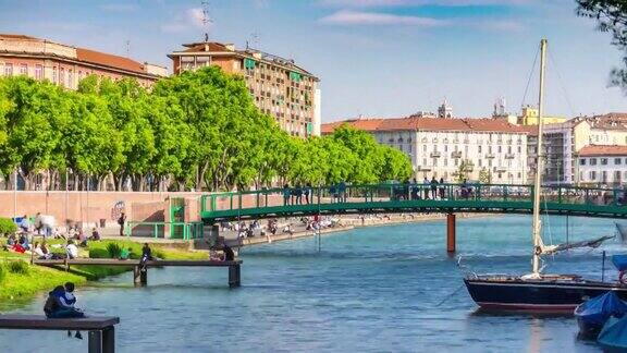 意大利阳光明媚的一天米兰城著名的运河湾全景4k时间推移