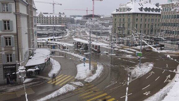 繁忙的电车交通冬季的城市交通城市被新雪覆盖苏黎世中央