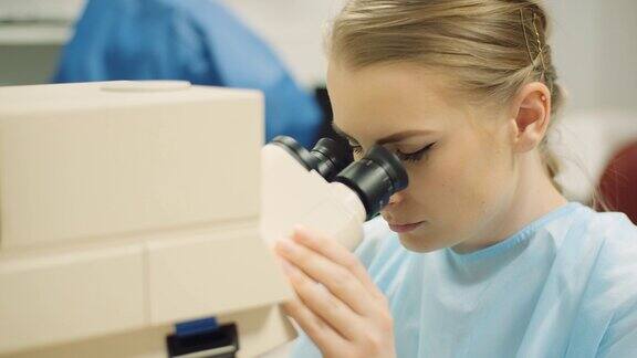 在实验室用显微镜检查细菌的科学家