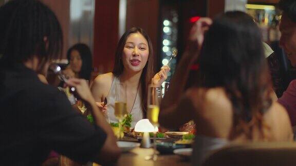 美丽的亚洲女人正在享受一顿愉快的晚餐