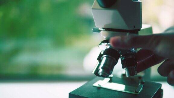 化学实验室的显微镜研究