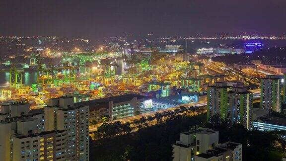 夜晚照亮了新加坡著名的工作港口屋顶全景4k时间的推移