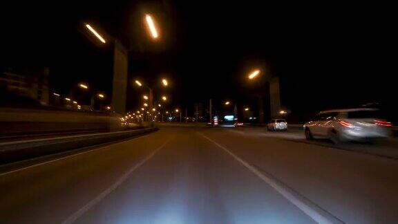 在夜间城市道路上高速行驶的城市路线的观点超速汽车