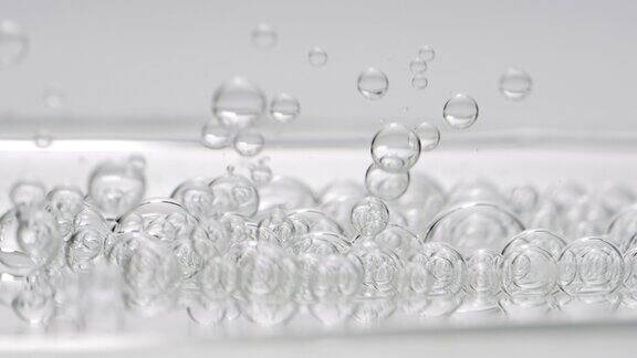 灰色透明气泡与其他气泡一起下沉到流体表面