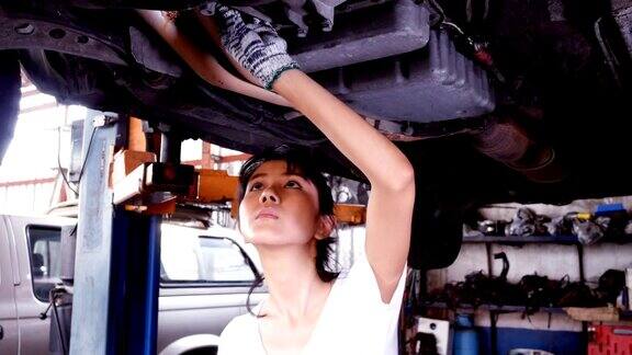 机械师女士试着修车人具有用车服务、维修保养的理念