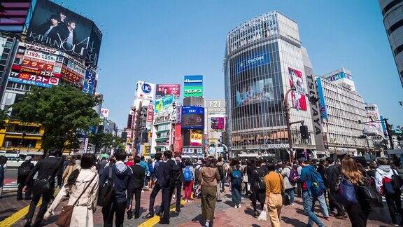 穿过街道的人群东京日本
