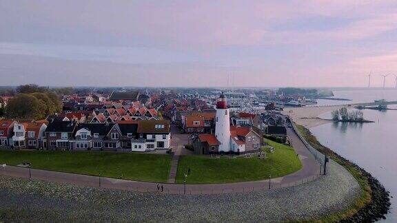 荷兰乌尔克岛灯塔和古老的荷兰乌尔克港