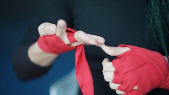 年轻的亚洲女拳手们都缠着绷带手指上缠着红色绷带适合拳击和格斗