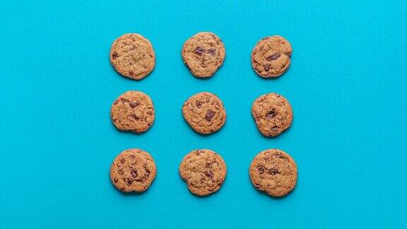 巧克力饼干的动画cookie在蓝色背景上移动