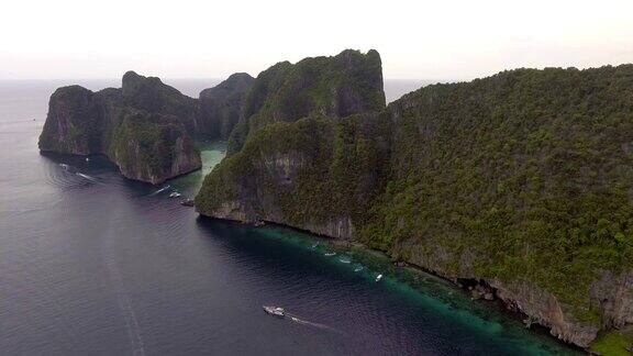 鸟瞰图惊人的热带岛屿群与无人机皮皮莱岛泰国