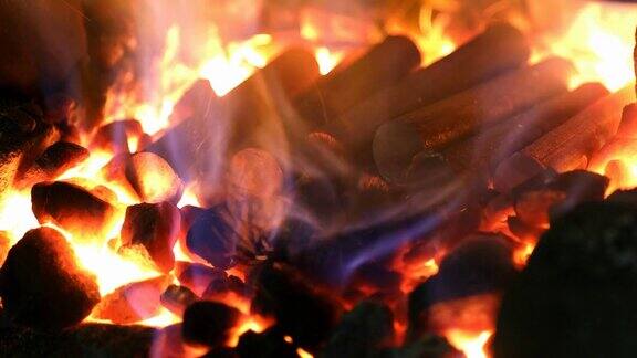 在火焰熔炉中加热金属零件