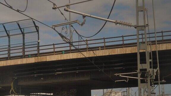 巴伦西亚一个火车站的高铁钢缆