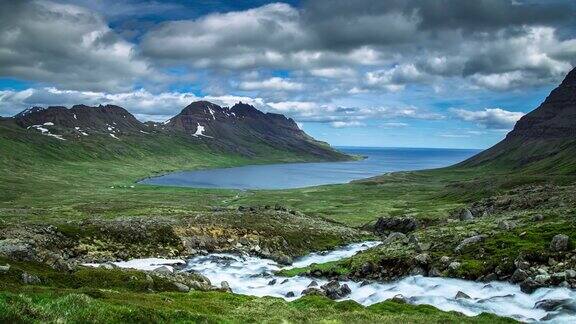 山涧流向冰岛峡湾-时光流逝