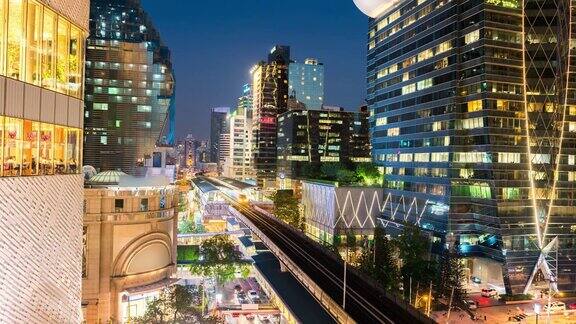 曼谷时间流逝在夜间的轻轨站之间的现代建筑