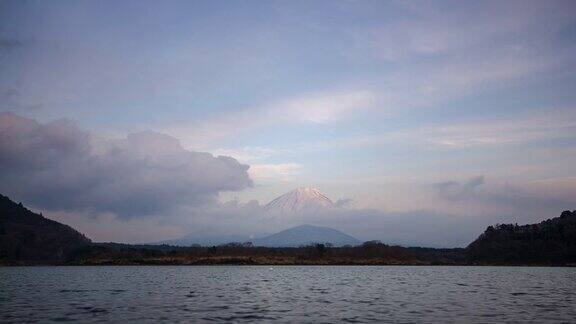 日落时分日本山梨县富士湖和富士山的时间流逝