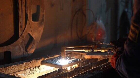 在铁片上做焊接工作的人