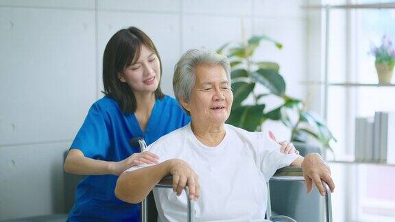近距离拍摄医院护士给老年妇女按摩